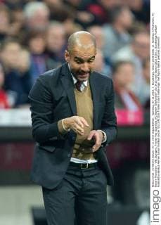 Samstag, 07.11.2015, 1. Bundesliga, Saison 2015 2016, 12. Spieltag in Muenchen, FC Bayern Muenchen - VfB Stuttgart, Trainer Pep Guardiola (FC Bayern) DeFodi507