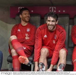 07.11.2015, Fussball 1.Bundesliga 2015 2016, 12.Spieltag, FC Bayern München - VfB Stuttgart, in der Allianz-Arena München. v.l. Xabi Alonso (FC Bayern München) und Javi Martinez (FC Bayern München) haben sichtlich Spass. 