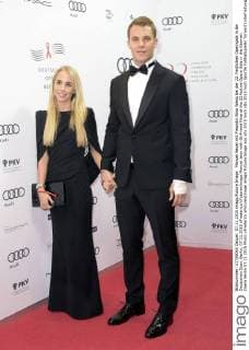 Manuel Neuer mit Freundin Nina Weiss bei der 22. Festlichen Operngala in der Deutschen Oper. Berlin, 07.11.2015 xFredericx xFuturexImage Manuel later with Girlfriend Nina at the 22 festive Opera Gala in the German Opera Berlin 07 11 2015 Photo xFredericx xFuturexImage imago FuturexImage
