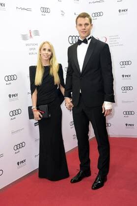 Manuel Neuer mit Freundin Nina Weiss bei der 22. Festlichen Operngala in der Deutschen Oper. Berlin, 07.11.2015 xFredericx xFuturexImage Manuel later with Girlfriend Nina at the 22 festive Opera Gala in the German Opera Berlin 07 11 2015 Photo xFredericx xFuturexImage imago FuturexImage