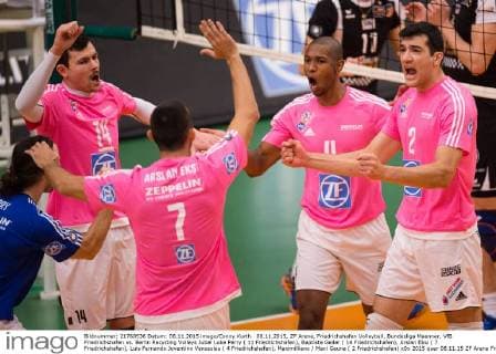 08.11.2015, ZF Arena, Friedrichshafen Volleyball, Bundesliga Maenner, VfB Friedrichshafen vs. Berlin Recycling Volleys Jubel Luke Perry ( 11 Friedrichshafen), Baptiste Geiler ( 14 Friedrichshafen), Arslan Eksi ( 7 Friedrichshafen), Luis Fernando Joventino Venceslau ( 4 Friedrichshafen), Maximilliano Maxi Gauna ( 2 Friedrichshafen)
