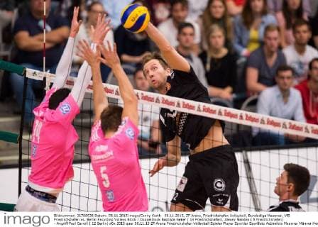 08.11.2015, ZF Arena, Friedrichshafen Volleyball, Bundesliga Maenner, VfB Friedrichshafen vs. Berlin Recycling Volleys Block Doppelblock Baptiste Geiler ( 14 Friedrichshafen), Alexey Nalobin ( 5 Friedrichshafen) - Angriff Paul Carroll ( 12 Berlin)