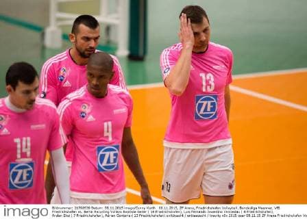 08.11.2015, ZF Arena, Friedrichshafen Volleyball, Bundesliga Maenner, VfB Friedrichshafen vs. Berlin Recycling Volleys Baptiste Geiler ( 14 Friedrichshafen), Luis Fernando Joventino Venceslau ( 4 Friedrichshafen), Arslan Eksi ( 7 Friedrichshafen), Adrian Gontariu ( 13 Friedrichshafen) enttäuscht enttaeuscht traurig