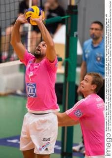 08.11.2015, ZF Arena, Friedrichshafen Volleyball, Bundesliga Maenner, VfB Friedrichshafen vs. Berlin Recycling Volleys Zuspiel Arslan Eksi ( 7 Friedrichshafen), Alexey Nalobin ( 5 Friedrichshafen)