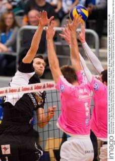 08.11.2015, ZF Arena, Friedrichshafen Volleyball, Bundesliga Maenner, VfB Friedrichshafen vs. Berlin Recycling Volleys Angriff Robert Kromm ( 3 Berlin) - Block Doppelblock Alexey Nalobin ( 5 Friedrichshafen), Baptiste Geiler ( 14 Friedrichshafen)