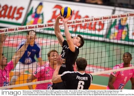 08.11.2015, ZF Arena, Friedrichshafen Volleyball, Bundesliga Maenner, VfB Friedrichshafen vs. Berlin Recycling Volleys Felix Fischer ( 6 Berlin), Zuspiel Tsimafei Zhukouski ( 11 Berlin)