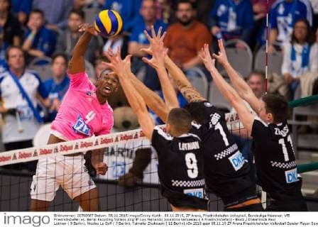 08.11.2015, ZF Arena, Friedrichshafen Volleyball, Bundesliga Maenner, VfB Friedrichshafen vs. Berlin Recycling Volleys Angriff Luis Fernando Joventino Venceslau ( 4 Friedrichshafen) - Block Dreierblock Paul Lotman ( 9 Berlin), Nicolas Le Goff ( 7 Berlin), Tsimafei Zhukouski ( 11 Berlin)