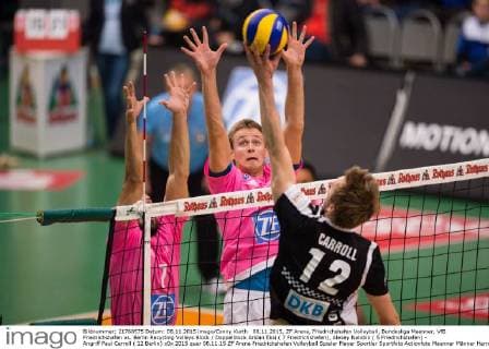 08.11.2015, ZF Arena, Friedrichshafen Volleyball, Bundesliga Maenner, VfB Friedrichshafen vs. Berlin Recycling Volleys Block Doppelblock Arslan Eksi ( 7 Friedrichshafen), Alexey Nalobin ( 5 Friedrichshafen) - Angriff Paul Carroll ( 12 Berlin)