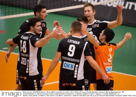 08.11.2015, ZF Arena, Friedrichshafen Volleyball, Bundesliga Maenner, VfB Friedrichshafen vs. Berlin Recycling Volleys Jubel Francesco de Marchi ( 18 Berlin), Nicolas Le Goff ( 7 Berlin), Tsimafei Zhukouski ( 11 Berlin), Paul Lotman ( 9 Berlin), Paul Carroll ( 12 Berlin), Erik Shoji ( 2 Berlin)