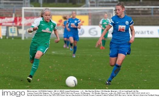 v.li.: Pia-Sophie Wolter (SV Werder Bremen, 10) im Laufduell mit Pia Liening-Ewert (SV Meppen, 5), Fussball, DFB-Pokal der Frauen, SV Meppen - SV Werder Bremen, xobx