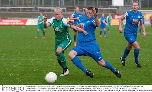 v.li.: Pia-Sophie Wolter (SV Werder Bremen, 10) im Zweikampf mit Sarah Meiners (SV Meppen, 4), Fussball, DFB-Pokal der Frauen, SV Meppen - SV Werder Bremen, xobx