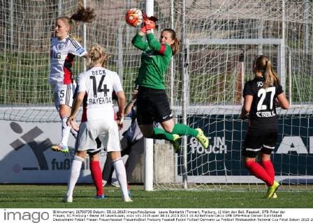 Laura Benkarth (Torwart, Freiburg, 1) klärt den Ball, Fussball, DFB-Pokal der Frauen, SC Freiburg - Bayer 04 Leverkusen, xozx