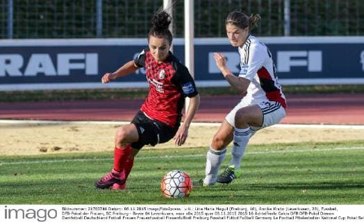 v.li.: Lina Maria Magull (Freiburg, 16), Annike Krahn (Leverkusen, 28), Fussball, DFB-Pokal der Frauen, SC Freiburg - Bayer 04 Leverkusen, xozx