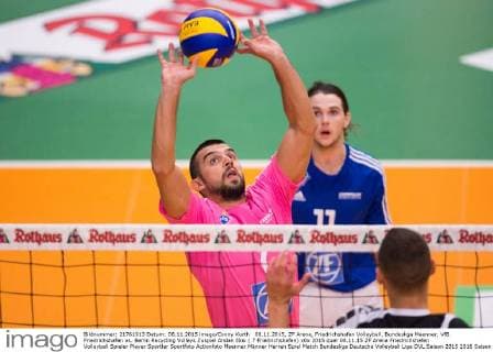 08.11.2015, ZF Arena, Friedrichshafen Volleyball, Bundesliga Maenner, VfB Friedrichshafen vs. Berlin Recycling Volleys Zuspiel Arslan Eksi ( 7 Friedrichshafen)