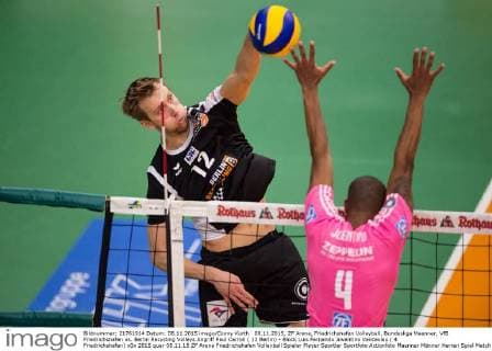 08.11.2015, ZF Arena, Friedrichshafen Volleyball, Bundesliga Maenner, VfB Friedrichshafen vs. Berlin Recycling Volleys Angriff Paul Carroll ( 12 Berlin) - Block Luis Fernando Joventino Venceslau ( 4 Friedrichshafen)
