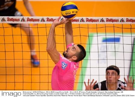 08.11.2015, ZF Arena, Friedrichshafen Volleyball, Bundesliga Maenner, VfB Friedrichshafen vs. Berlin Recycling Volleys Zuspiel Arslan Eksi ( 7 Friedrichshafen)