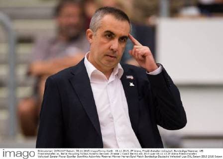 08.11.2015, ZF Arena, Friedrichshafen Volleyball, Bundesliga Maenner, VfB Friedrichshafen vs. Berlin Recycling Volleys Roberto Serniotti (Trainer Coach Berlin)
