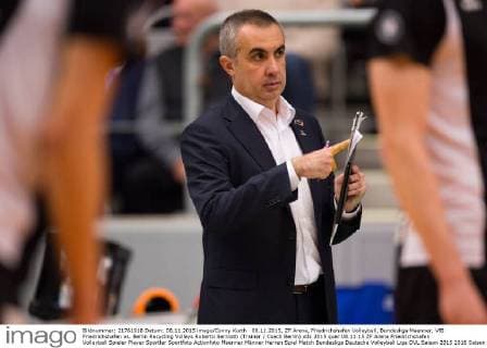 08.11.2015, ZF Arena, Friedrichshafen Volleyball, Bundesliga Maenner, VfB Friedrichshafen vs. Berlin Recycling Volleys Roberto Serniotti (Trainer Coach Berlin)