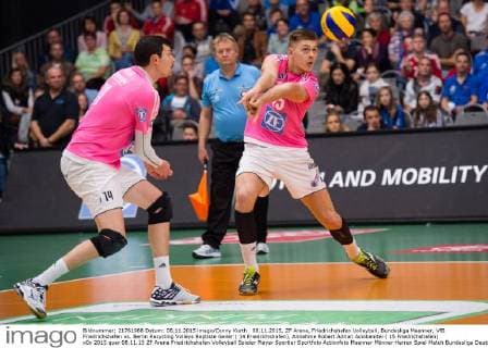 08.11.2015, ZF Arena, Friedrichshafen Volleyball, Bundesliga Maenner, VfB Friedrichshafen vs. Berlin Recycling Volleys Baptiste Geiler ( 14 Friedrichshafen), Annahme Robert Adrian Aciobanitei ( 15 Friedrichshafen)