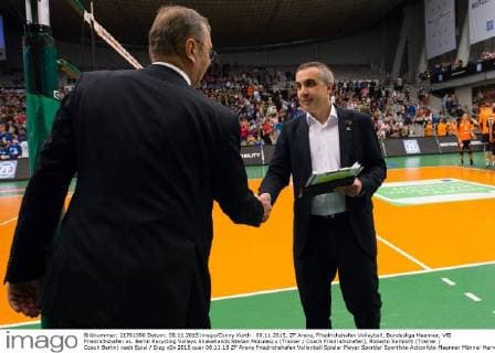 08.11.2015, ZF Arena, Friedrichshafen Volleyball, Bundesliga Maenner, VfB Friedrichshafen vs. Berlin Recycling Volleys Shakehands Stelian Moculescu (Trainer Coach Friedrichshafen), Roberto Serniotti (Trainer Coach Berlin) nach Spiel Sieg