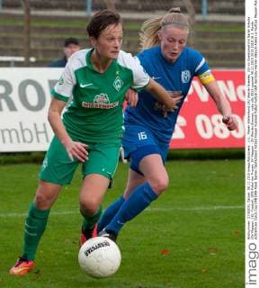 v.li.: Maren Wallenhorst (SV Werder Bremen, 25) im Zweikampf mit Sarah Schulte (SV Meppen, 16), Fussball, DFB-Pokal der Frauen, SV Meppen - SV Werder Bremen, xobx