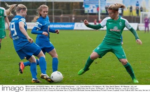 v.li.: Joana Beckers (SV Meppen, 9), Elisa Senß (Senss, SV Meppen, 14) und Marie-Louise Eta (SV Werder Bremen, 6) im Dreikampf, Fussball, DFB-Pokal der Frauen, SV Meppen - SV Werder Bremen, xobx