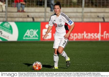 Laura Leluschko (Leverkusen, 3) am Ball, Freisteller, Einzelbild, Aktion, Action, Fussball, DFB-Pokal der Frauen, SC Freiburg - Bayer 04 Leverkusen, xozx