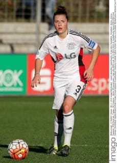 Laura Leluschko (Leverkusen, 3) am Ball, Freisteller, Einzelbild, Aktion, Action, Fussball, DFB-Pokal der Frauen, SC Freiburg - Bayer 04 Leverkusen, xozx