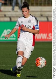 Laura Leluschko (Leverkusen, 3) schießt den Ball nach vorn, Freisteller, Einzelbild, Aktion, Action, Fussball, DFB-Pokal der Frauen, SC Freiburg - Bayer 04 Leverkusen, xozx