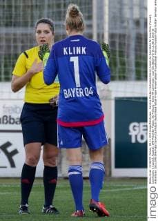Karoline Wacker (Schiedsrichterin) nimmt die Rote Karte für Anna Klink (Torwart, Leverkusen, 1) zurück, Fussball, DFB-Pokal der Frauen, SC Freiburg - Bayer 04 Leverkusen, xozx