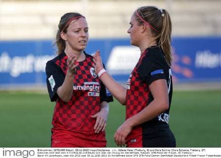 v.li.: Juliane Maier (Freiburg, 8) und Clara Schöne (Clara Schoene, Freiburg, 27) klatschen sich nach dem 4:0 Erfolg ab und freuen sich über den Einzug ins Viertelfinale, Fussball, DFB-Pokal der Frauen, SC Freiburg - Bayer 04 Leverkusen, xozx