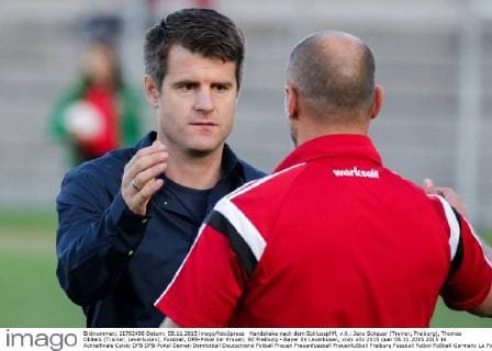 Handshake nach dem Schlusspfiff, v.li.: Jens Scheuer (Trainer, Freiburg), Thomas Obliers (Trainer, Leverkusen), Fussball, DFB-Pokal der Frauen, SC Freiburg - Bayer 04 Leverkusen, xozx