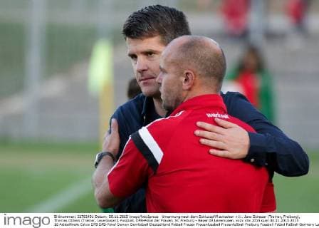 Umarmung nach dem Schlusspfiff zwischen v.li.: Jens Scheuer (Trainer, Freiburg), Thomas Obliers (Trainer, Leverkusen), Fussball, DFB-Pokal der Frauen, SC Freiburg - Bayer 04 Leverkusen, xozx