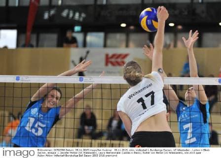 08.11.2015, xtkx, Volleyball 1.Bundesliga Damen, VC Wiesbaden - Ladies in Black Aachen, emspor .l. Jennifer Pettke (VC Wiesbaden), Laura Weihenmaier (Ladies in Black), Esther van Berkel (VC Wiesbaden),
