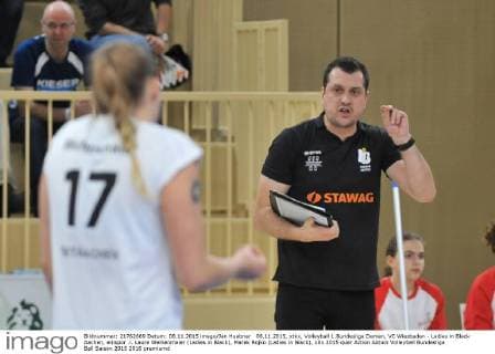 08.11.2015, xtkx, Volleyball 1.Bundesliga Damen, VC Wiesbaden - Ladies in Black Aachen, emspor .l. Laura Weihenmaier (Ladies in Black), Marek Rojko (Ladies in Black),