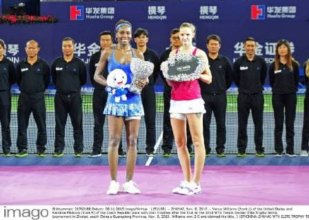 (151108) -- ZHUHAI, Nov. 8, 2015 -- Venus Williams (front L) of the United States and Karolina Pliskova (front R) of the Czech Republic pose with their trophies after the final at the 2015 WTA Tennis Damen Elite Trophy tennis tournament in Zhuhai, south China s Guangdong Province, Nov. 8, 2015. Williams won 2-0 and claimed the title. ) (SP)CHINA-ZHUHAI-WTA ELITE TROPHY TENNIS WuxLu 