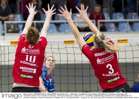 Volleyball 1. Bundesliga Frauen Saison 2015 2016 6. Spieltag am Sonntag, 08. November 2015 in der CU Arena in Hamburg: VT Aurubis Hamburg - Dresdner SC v.l. Kathleen Elizabeth Slay (Dresdner SC), Saskia Radzuweit (VT Aurubis Hamburg), Kristina Mikhailenko (Dresdner SC) VT Aurubis Hamburg - Dresdner SC