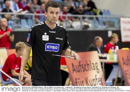 Volleyball 1. Bundesliga Frauen Saison 2015 2016 6. Spieltag am Sonntag, 08. November 2015 in der CU Arena in Hamburg: VT Aurubis Hamburg - Dresdner SC Trainer Alexander Waible (Dresdner SC) VT Aurubis Hamburg - Dresdner SC
