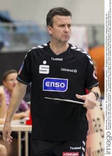 Volleyball 1. Bundesliga Frauen Saison 2015 2016 6. Spieltag am Sonntag, 08. November 2015 in der CU Arena in Hamburg: VT Aurubis Hamburg - Dresdner SC Trainer Alexander Waible (Dresdner SC) VT Aurubis Hamburg - Dresdner SC