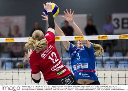 Volleyball 1. Bundesliga Frauen Saison 2015 2016 6. Spieltag am Sonntag, 08. November 2015 in der CU Arena in Hamburg: VT Aurubis Hamburg - Dresdner SC v.l. Jennifer Cross (Dresdner SC), Saskia Radzuweit (VT Aurubis Hamburg) VT Aurubis Hamburg - Dresdner SC