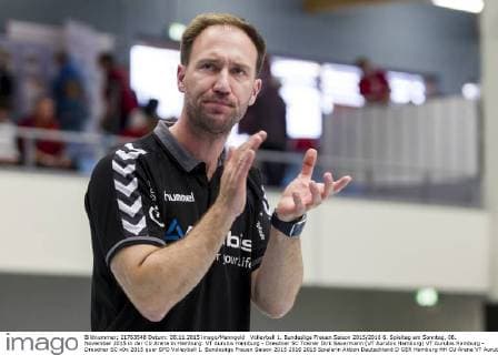 Volleyball 1. Bundesliga Frauen Saison 2015 2016 6. Spieltag am Sonntag, 08. November 2015 in der CU Arena in Hamburg: VT Aurubis Hamburg - Dresdner SC Trainer Dirk Sauermann (VT Aurubis Hamburg) VT Aurubis Hamburg - Dresdner SC