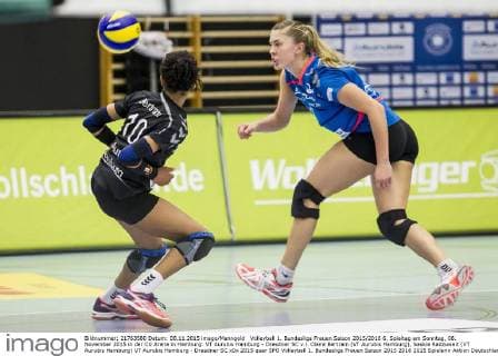 Volleyball 1. Bundesliga Frauen Saison 2015 2016 6. Spieltag am Sonntag, 08. November 2015 in der CU Arena in Hamburg: VT Aurubis Hamburg - Dresdner SC v.l. Claire Bertram (VT Aurubis Hamburg), Saskia Radzuweit (VT Aurubis Hamburg) VT Aurubis Hamburg - Dresdner SC