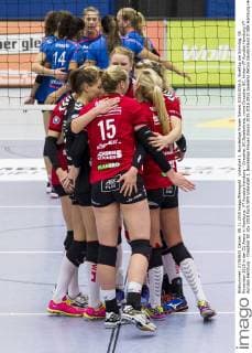 Volleyball 1. Bundesliga Frauen Saison 2015 2016 6. Spieltag am Sonntag, 08. November 2015 in der CU Arena in Hamburg: VT Aurubis Hamburg - Dresdner SC Spielerkreis, vorne Dresdner SC, hinten VT Aurubis Hamburg VT Aurubis Hamburg - Dresdner SC