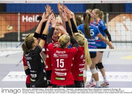 Volleyball 1. Bundesliga Frauen Saison 2015 2016 6. Spieltag am Sonntag, 08. November 2015 in der CU Arena in Hamburg: VT Aurubis Hamburg - Dresdner SC Spielerkreis, vorne Dresdner SC, hinten VT Aurubis Hamburg VT Aurubis Hamburg - Dresdner SC