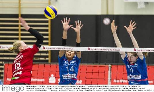 Volleyball 1. Bundesliga Frauen Saison 2015 2016 6. Spieltag am Sonntag, 08. November 2015 in der CU Arena in Hamburg: VT Aurubis Hamburg - Dresdner SC v.l. Michelle Bartsch (Dresdner SC), Denise Imoudu (VT Aurubis Hamburg), Elizabeth Field (VT Aurubis Hamburg) VT Aurubis Hamburg - Dresdner SC