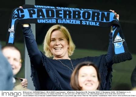 qPaderborn, Deutschland 08. November 2015: 2. Bundesliga 15 16 - SC Paderborn vs. 1. FC Heidenheim Claudia Effenberg mit einem Fanschal. mt