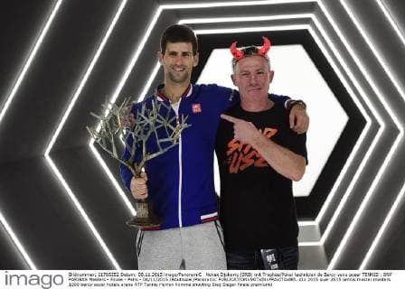 Novak Djokovic (SRB) mit Trophäe Pokal technicien de Bercy venu poser TENNIS : BNP PARIBAS Masters - Finale - Paris - 08 11 2015 JBAutissier Panoramic 