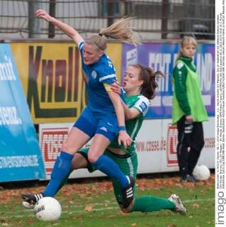 v.li.: Sarah Schulte (SV Meppen, 16) im Zweikampf mit Stefanie Antonia Sanders (SV Werder Bremen, 20), SV Meppen - SV Werder Bremen (DFB-Pokal, Frauen), xSVMSVWx