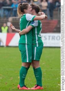 v.li.: Lisa-Marie Scholz (SV Werder Bremen, 7) und Maren Wallenhorst (SV Werder Bremen, 25) mit Torjubel, Jubel, Freude über das Tor zum 1:2 durch Maren Wallenhorst (SV Werder Bremen, 25), SV Meppen - SV Werder Bremen (DFB-Pokal, Frauen), xSVMSVWx