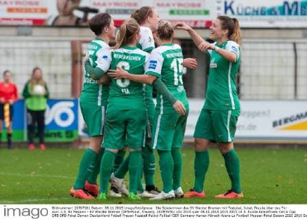 Die Spielerinnen des SV Werder Bremen mit Torjubel, Jubel, Freude über das Tor zum 1:3, SV Meppen - SV Werder Bremen (DFB-Pokal, Frauen), xSVMSVWx